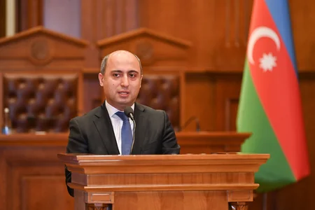 “Gənc Hüquq Müdafiəçiləri” səhnələşdirilmiş məhkəmə müsabiqəsinin final mərhələsi keçirilib
