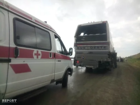 Siyəzəndə sərnişin avtobusu mikroavtobusla toqquşub, xəsarət alanlar var - FOTO