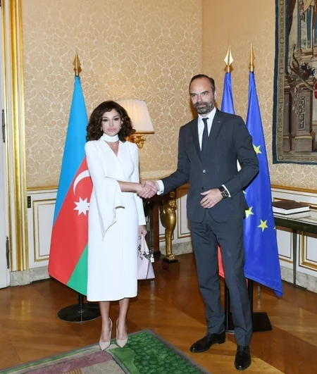 Mehriban Əliyeva Fransanın Baş naziri ilə təkbətək görüşüb