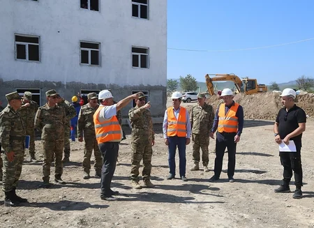 Müdafiə naziri cəbhəboyu zonada tikintisi davam edən hərbi hissələrdə olub