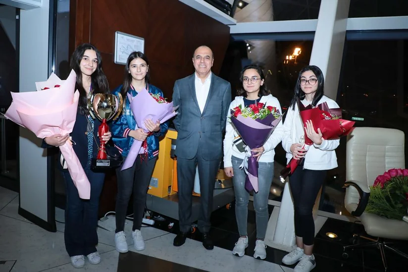 Avropa çempionatında tarixi uğur qazanan Azərbaycan şahmatçısı Vətənə qayıdıb