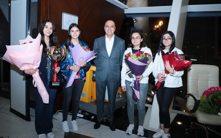 Avropa çempionatında tarixi uğur qazanan Azərbaycan şahmatçısı Vətənə qayıdıb