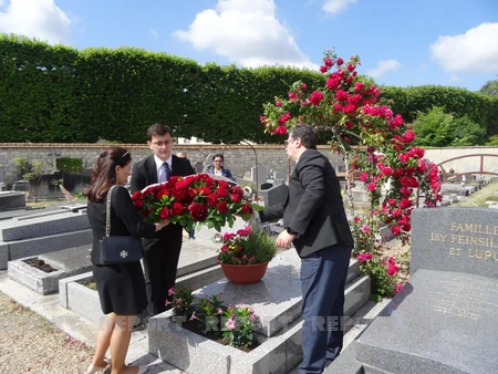 Graves of Azerbaijan Democratic Republic statesmen visited in France