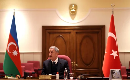 Hulusi Akar Vətən müharibəsi şəhidi Valeh Məmiyevin ailə üzvləri ilə görüşüb
