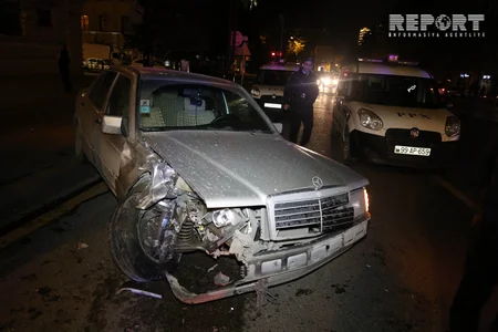 Bakıda qəfil idarəetməni itirən sürücü maşını yol kənarındakı avtomobilə çırpıb - FOTO - VİDEO