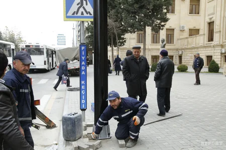 Bakıda tıxac yaradan piyada keçidlərinin qarşısında işıqfor quraşdırılır - FOTO
