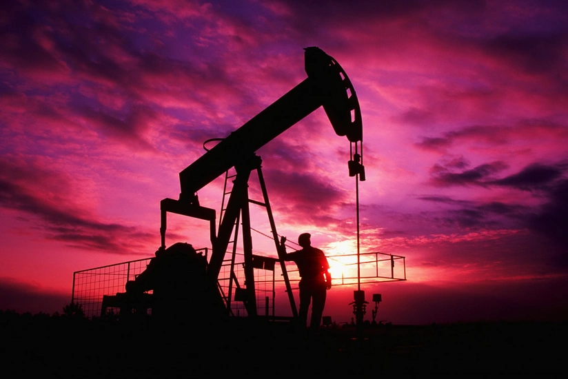 Oil prices falling within 1%