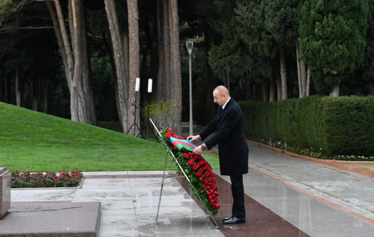 Prezident İlham Əliyev ümummilli lider Heydər Əliyevin məzarını ziyarət edib