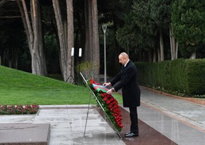 Prezident İlham Əliyev ümummilli lider Heydər Əliyevin məzarını ziyarət edib