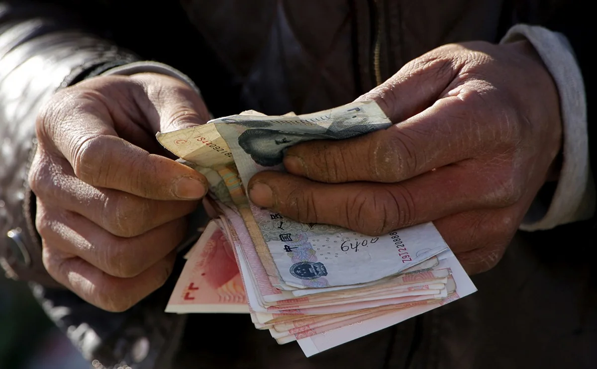 China’s currency reserves drop by 2.1% last year