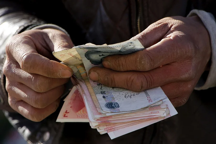 China’s currency reserves drop by 2.1% last year