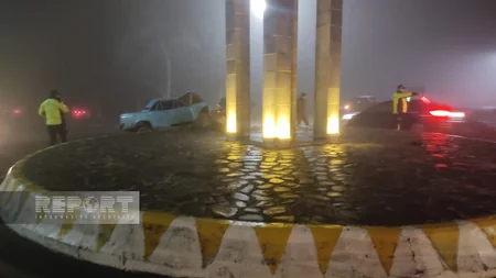Qaxda avtomobil beton maneəyə çırpılıb, xəsarət alanlar var