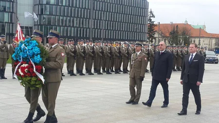 Глава МИД Азербайджана возложил венок к мемориалу неизвестного солдата в Варшаве