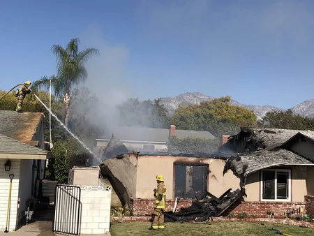 ABŞ-da təyyarə evin üstünə düşüb, ölən var - FOTO - VİDEO