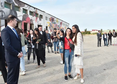 Leyla Əliyeva və Arzu Əliyeva “Açılan divar” ictimai incəsənət layihəsinin təqdimatında iştirak ediblər