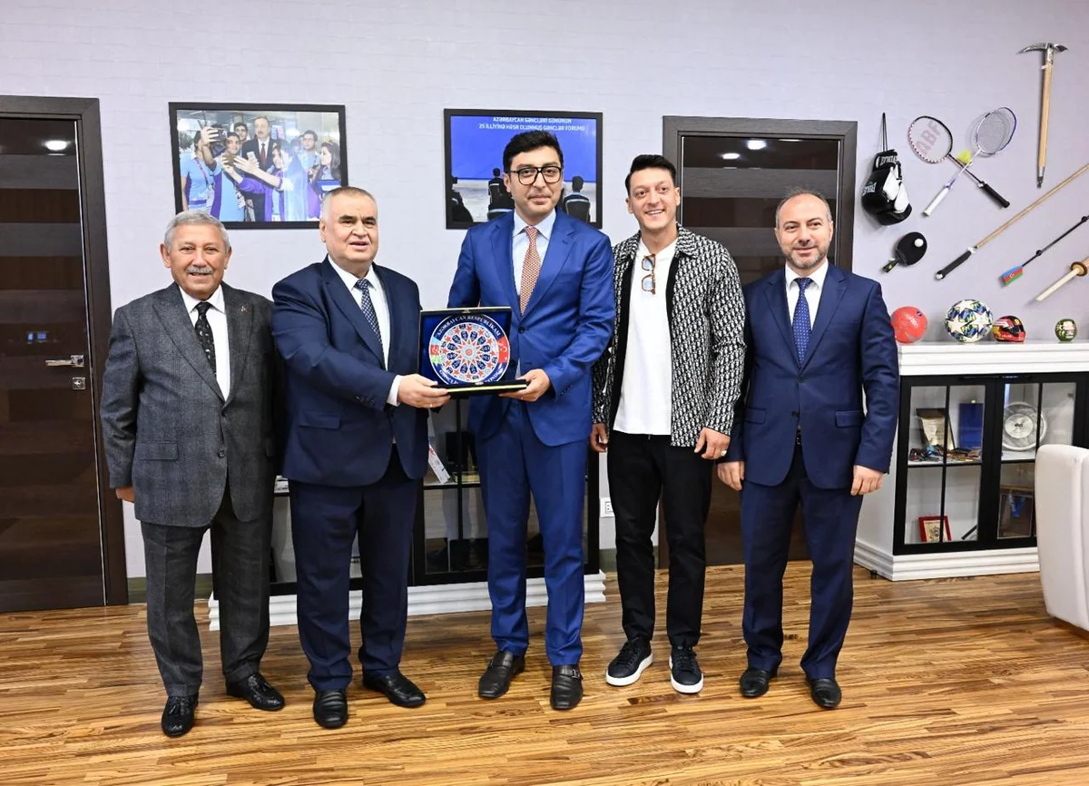 Fərid Qayıbov Bakıda səfərdə olan Mesut Özili qəbul edib