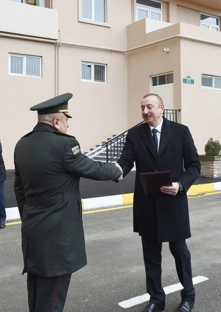 Prezident İlham Əliyev Sabunçu rayonunda hərbçilərə yeni mənzillərin verilməsi mərasimində iştirak edib - YENİLƏNİB