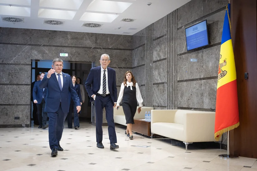 Собака Майи Санду покусала президента Австрии