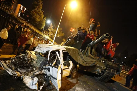 Türkiyədə ötən gecə yaşananlar - FOTOREPORTAJ