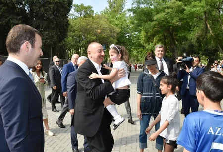 Prezident İlham Əliyev Dənizkənarı Milli Parkda gəzintiyə çıxıb - FOTO