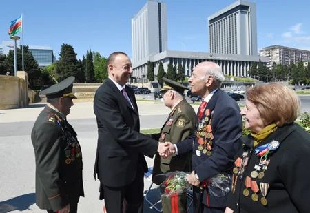​Prezident İlham Əliyev 9 May - Qələbə bayramı münasibətilə Bakıda keçirilən mərasimdə iştirak edib
