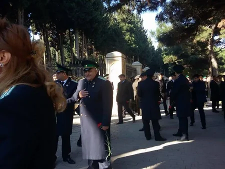 Ədliyyə işçiləri Fəxri xiyabanı və Şəhidlər xiyabanını ziyarət edib - FOTO