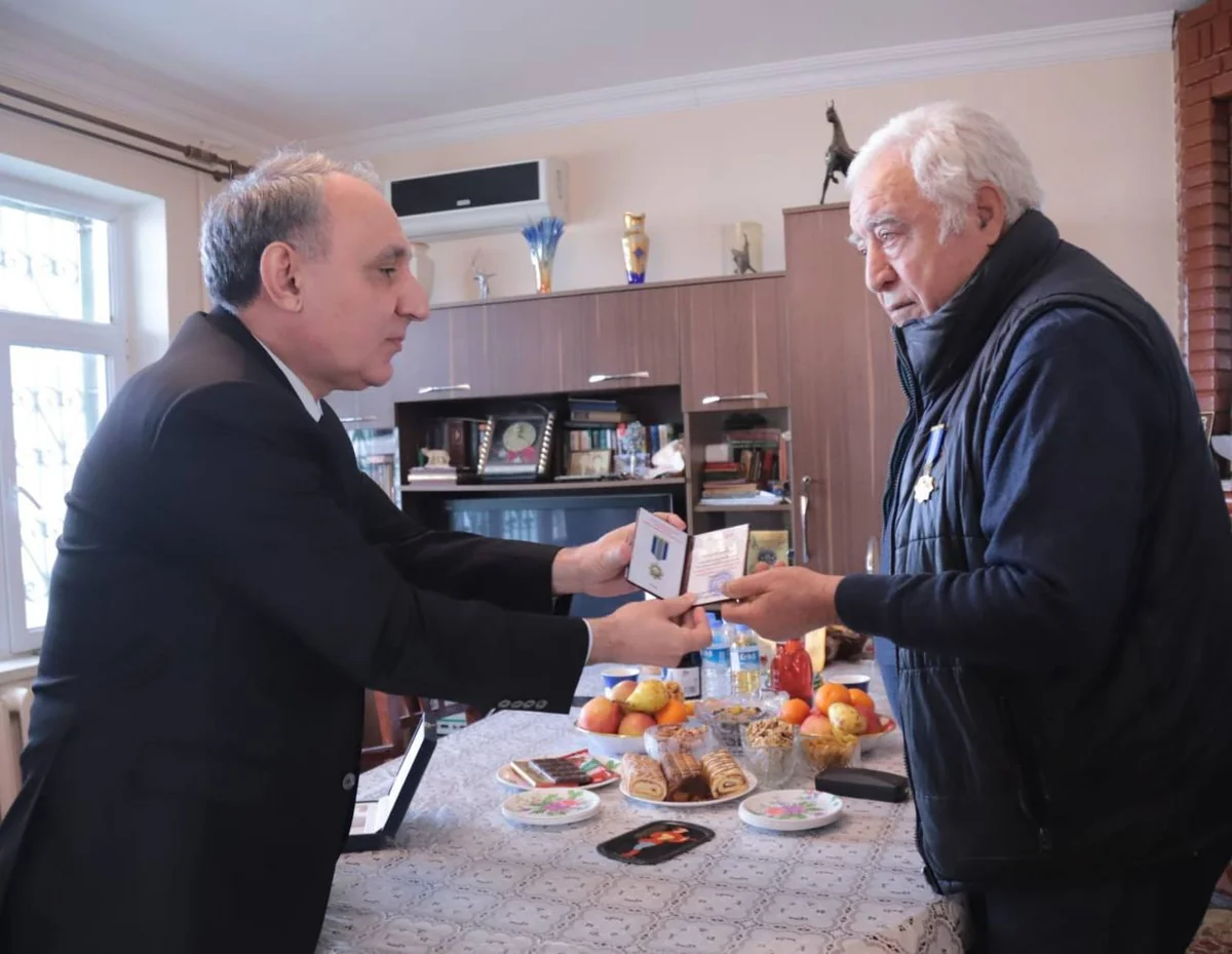 Kamran Əliyev İlyas İsmayılovla görüşüb, medal təqdim edib