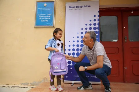 “Bank Respublika” Horadiz qəsəbəsindəki məktəbliləri sevindirib
