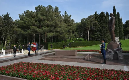 İlham Əliyev, Mehriban Əliyeva və ailə üzvləri Heydər Əliyevin Fəxri xiyabanda məzarını ziyarət ediblər