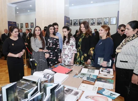 Leyla Əliyeva “And” tamaşasının premyerasında iştirak edib