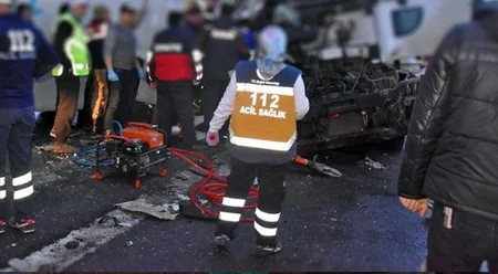 Türkiyədə TIR-la sərnişin avtobusu toqquşub, 2 nəfər ölüb, 21 nəfər yaralanıb