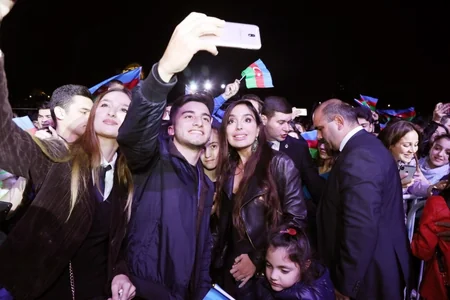 Heydər Əliyev Mərkəzinin parkında Müstəqillik Günü münasibətilə konsert olub