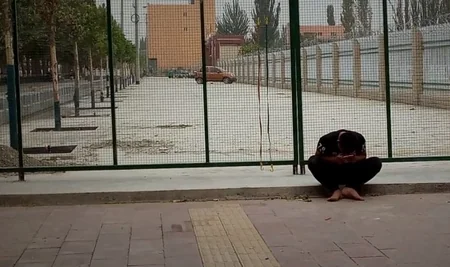 Çində uyğur və qazax uşaqları məcburən internata göndərirlər