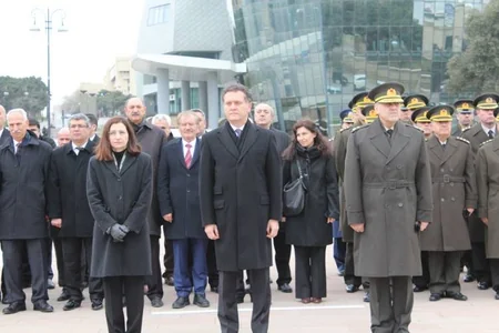 Bakıdakı Türk Şəhidliyində Çanaqqala zəfəri qeyd olunub