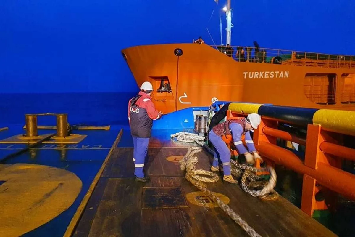 Azerbaijani sailors help Kazakh ship