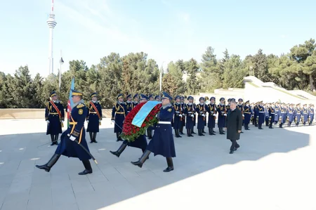 Nursultan Nazarbayev Bakıda Şəhidlər xiyabanını və Fəxri xiyabanı ziyarət edib - ƏLAVƏ OLUNUB