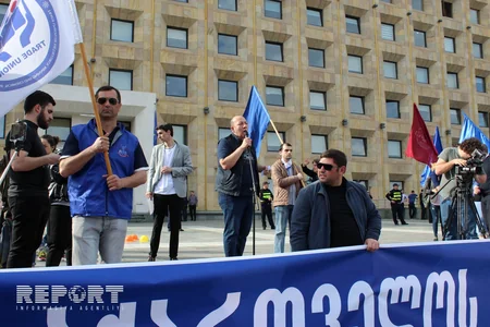 Gürcüstanda hökumət binası qarşısında etiraz aksiyası keçirilib