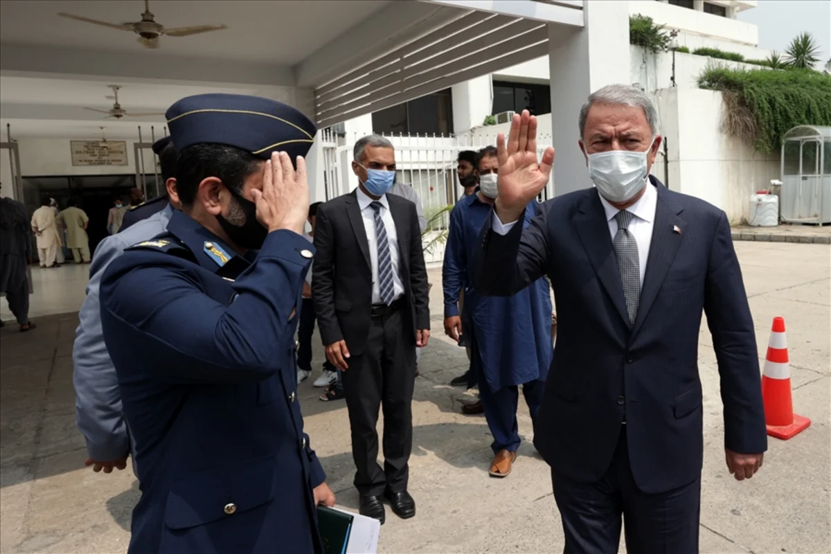 Hulusi Akar Pakistanın hərbi istehsal naziri ilə görüşüb