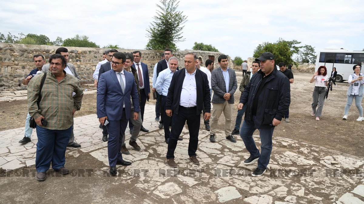 Jurnalistlər Pənahəli xanın sarayının yerləşdiyi imarət kompleksində olub