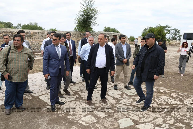 Jurnalistlər Pənahəli xanın sarayının yerləşdiyi imarət kompleksində olub
