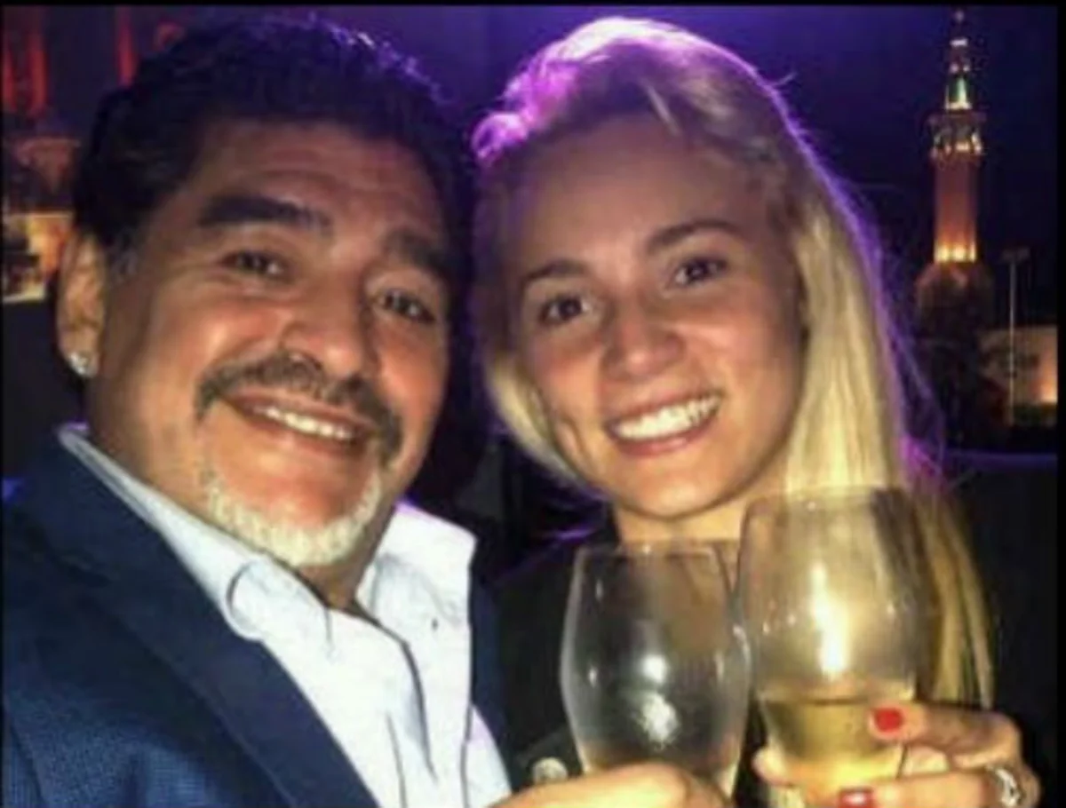 ​Maradona 24 yaşlı nişanlısı ilə kəbinini Roma Papasının kəsməsini istəyir