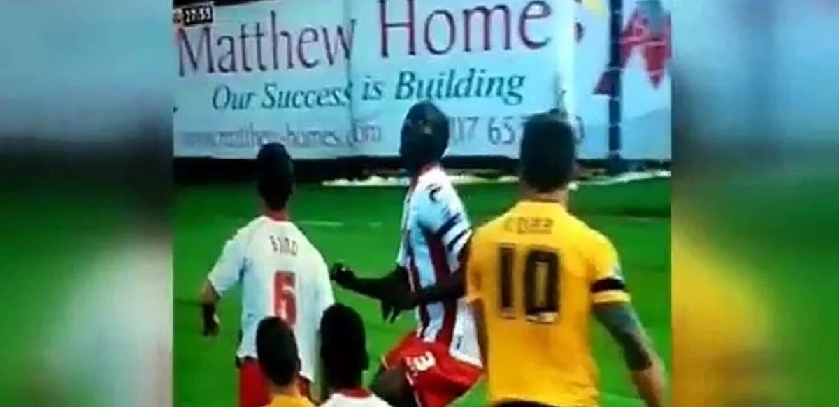 Matç zamanı iki futbolçu toqquşaraq xəstəxanalıq olub