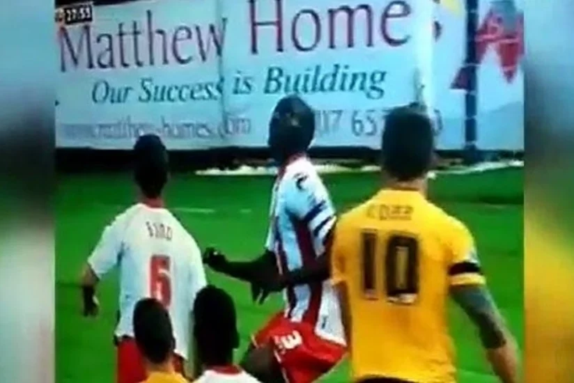 Matç zamanı iki futbolçu toqquşaraq xəstəxanalıq olub