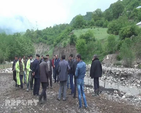 Qubada sel körpünü dağıdıb, müəllim və şagirdlər məktəbə gedə bilmir - FOTO
