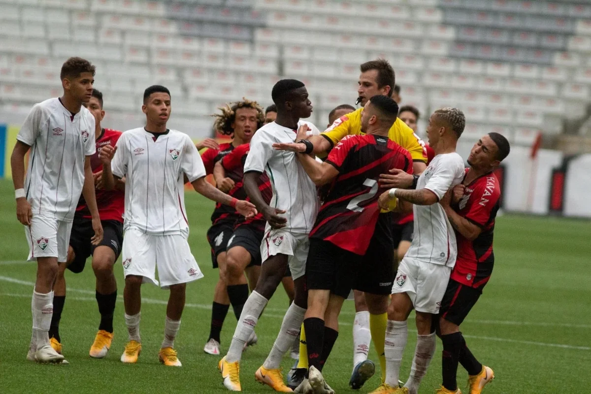 В финале чемпионата Бразилии произошла массовая драка