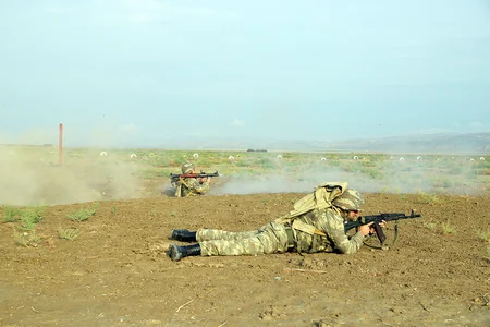 Defense Minister watches combat training classes