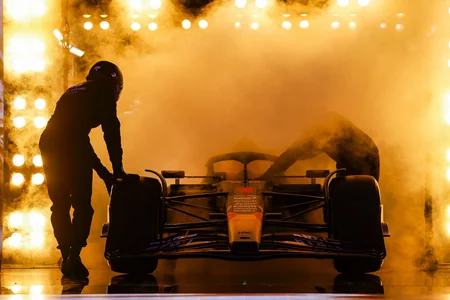 FIA-nın Bakıda keçirilən mükafatlandırma mərasimində yarışlarda qalib gələn avtomobillər nümayiş olunub