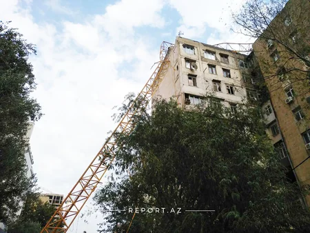 Bakıda kran doqquzmərtəbəli yaşayış binasının üzərinə aşdı