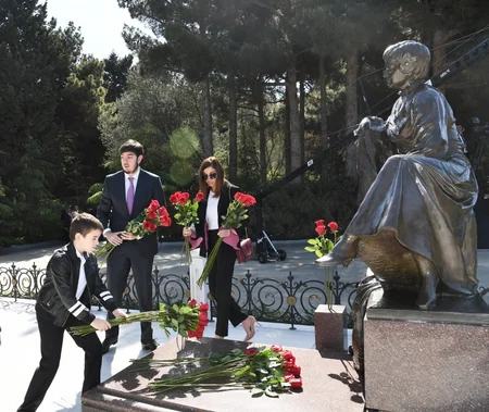 Azərbaycan Prezidenti Ümummilli Lider Heydər Əliyevin məzarını ziyarət edib