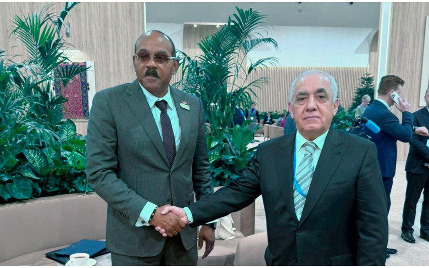 PM Ali Asadov engaged in conversation with his counterpart from Antigua and Barbuda